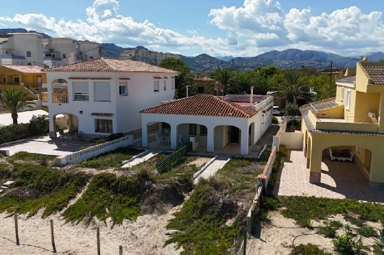 Villa in Denia zu verkaufen, Living area 220 m², Baujahr 1983, Klimaanlage, Plot 2233 m², 6 Schlafzimmer, 2 Badezimmer, Pool, ref.: O-V95814-40